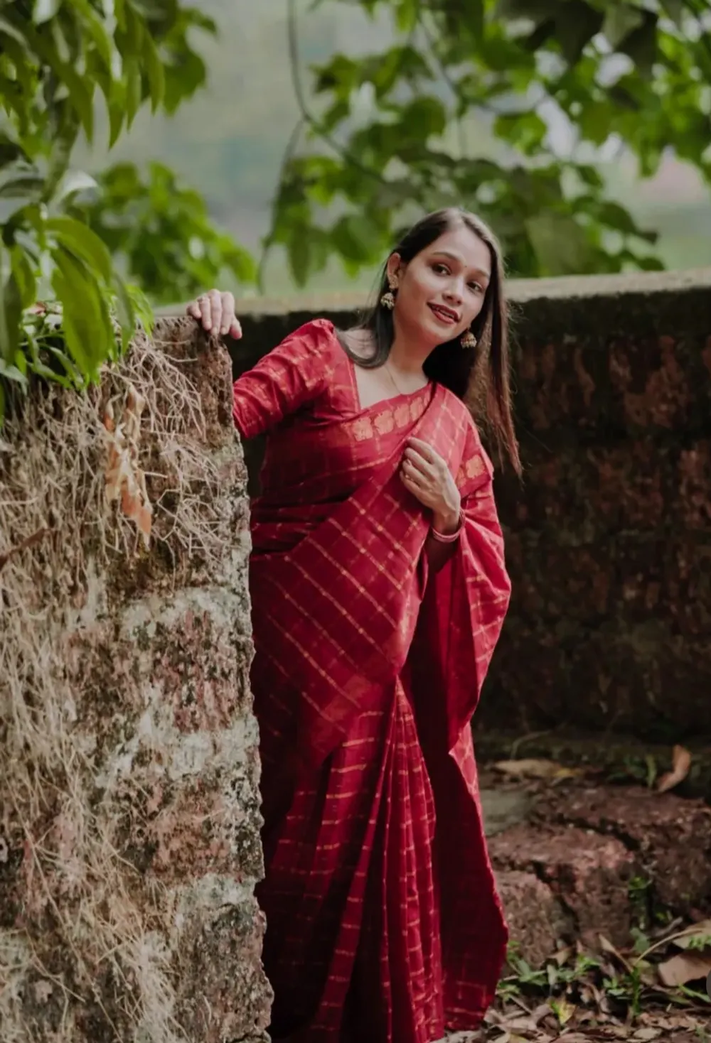 Red self pavithra zari kattam saree