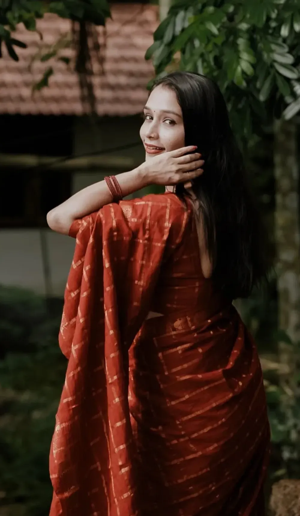 Red self pavithra zari kattam saree
