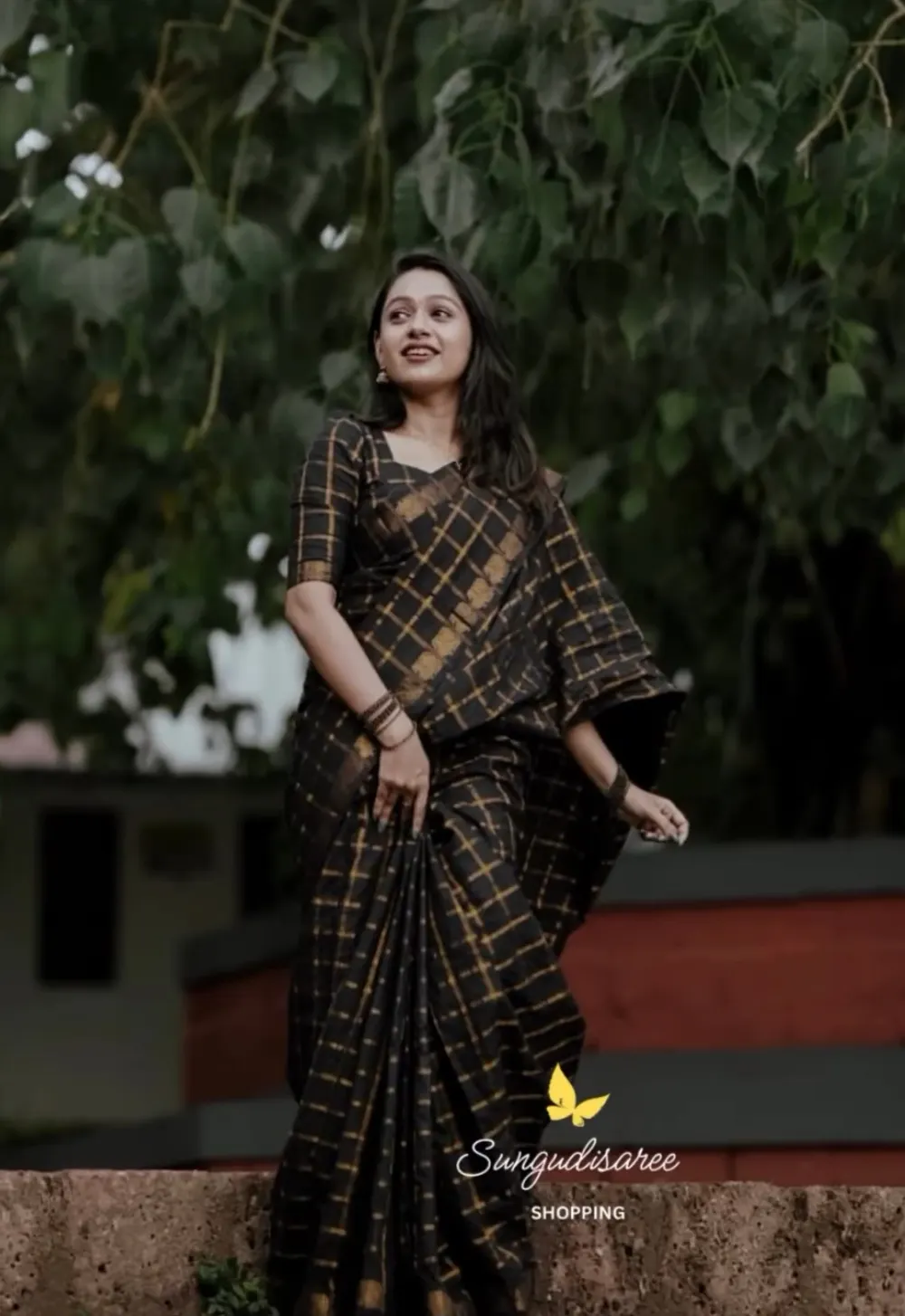 Black self pavithra zari kattam saree