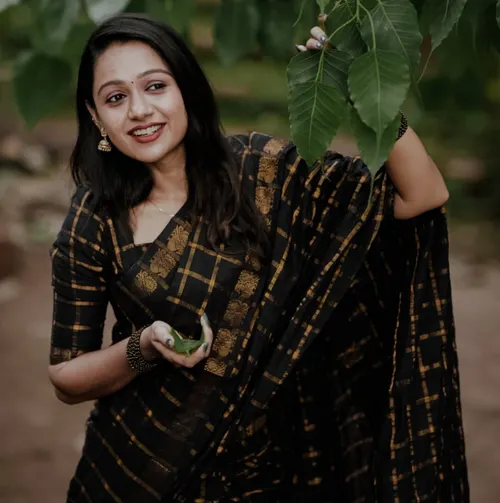 Black self pavithra zari kattam saree